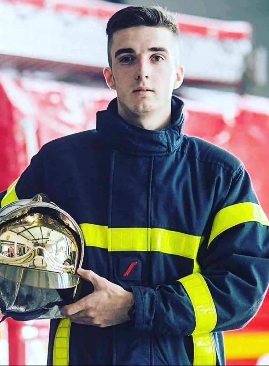 Scoopone1's tweet photo. 🚨 Il n’avait que 29 ans. C’est avec une immense tristesse que nous avons appris le décès du caporal-chef Arthur Berenguer, jeune sapeur-pompier volontaire, tragiquement disparu.

Arthur a perdu la vie dans le cadre de son activité professionnelle d’élagueur, dans des circonstances particulièrement dramatiques.

Sincères pensées à sa compagne, à sa famille, à ses proches, ainsi qu’à l’ensemble de ses collègues et de la communauté des sapeurs-pompiers. 🚒 (via Forces Spéciales Françaises)

Ne jamais oublier. 🖤