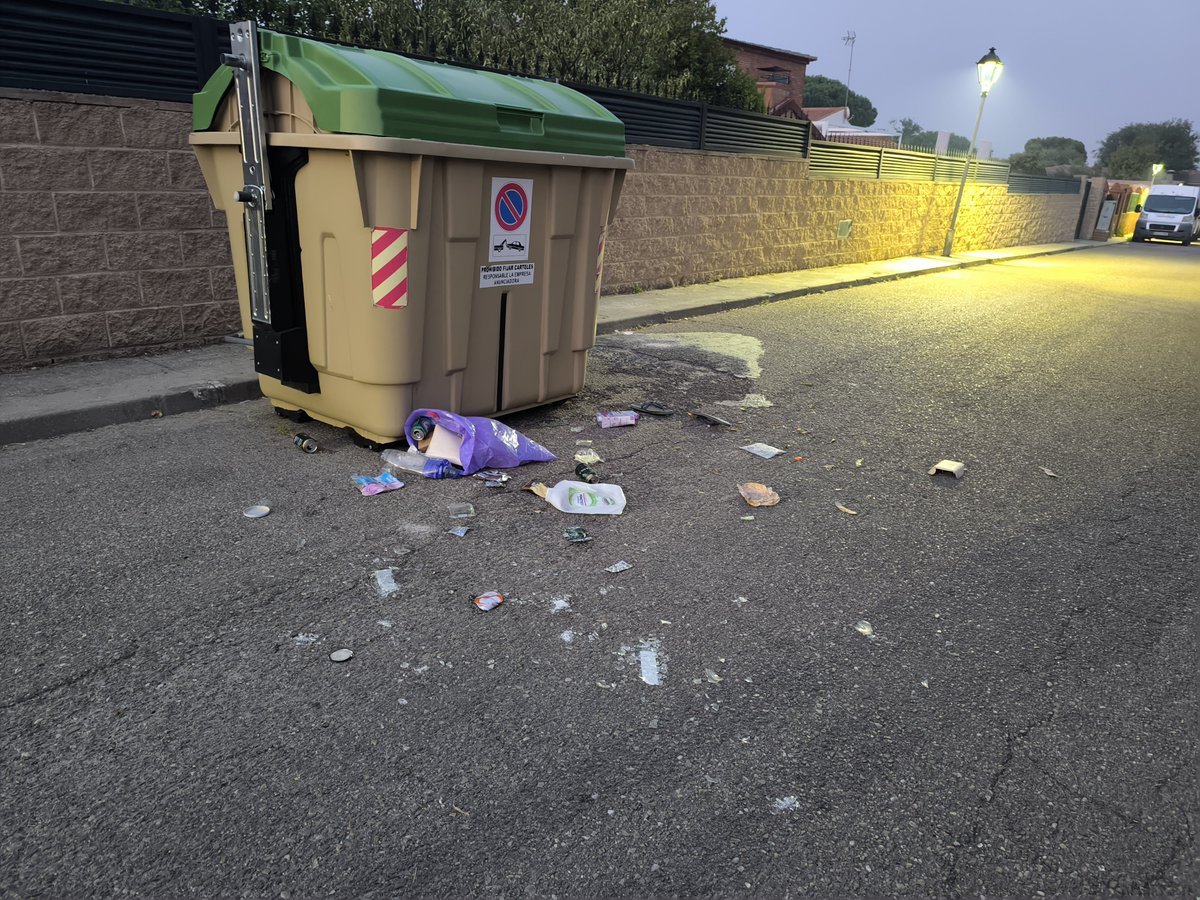 IreG7's tweet photo. Desde la urb la Balaguera estamos abandonados. No tenemos barrenderos ni cubos de basura suficientes. Hoy el camión de la basura (que solo pasa 4 días en semana) al recoger la basura ha tirado una de las bolsas al suelo y la calle se ha quedado llena de mierda.
@Illescas_Ayto https://t.co/ZarRBzwlMW