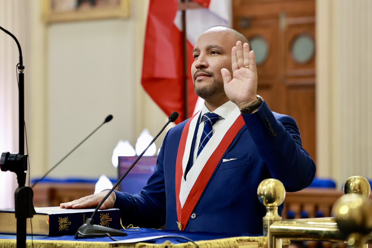 AlejoMunante's tweet photo. 🇵🇪 ¡Con profundo honor y gratitud, asumo la responsabilidad de servir al Perú como Primer Vicepresidente del Senado de la República!

Este encargo fortalece mi compromiso de trabajar con firmeza por un Parlamento que defienda la democracia, la institucionalidad y los valores que sustentan nuestra Nación.

¡Que Dios guíe cada decisión en favor de nuestra patria! 🇵🇪🙏

#SenadoDeLaRepública #MesaDirectiva #AlejandroMuñante #VamosPorMás🇵🇪
