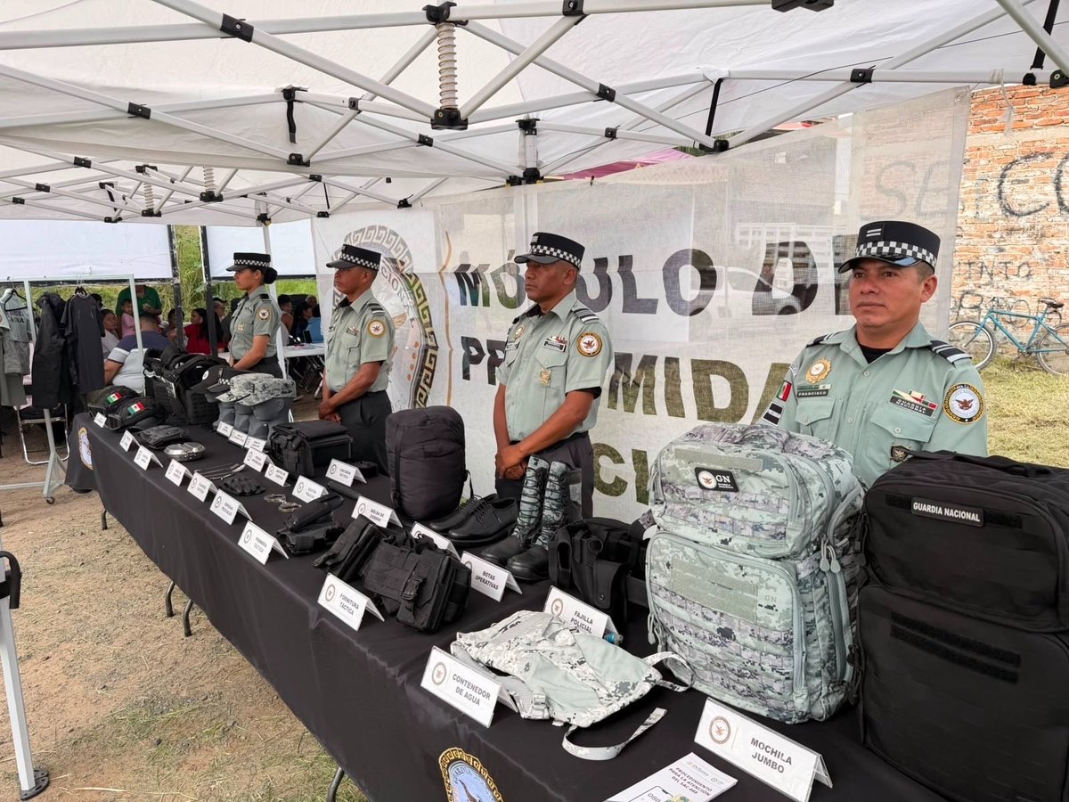 GN_MEXICO_'s tweet photo. A través de actividades de proximidad social, personal de la #GuardiaNacional realiza una exhibición de equipo y vehículos en el municipio de San Pedro Tlaquepaque, #Jalisco, con el fin de dar a conocer las acciones que realiza esta fuerza de seguridad pública y fomentar la cultura de la prevención. #LaGuardiaNacionalEstáContigo