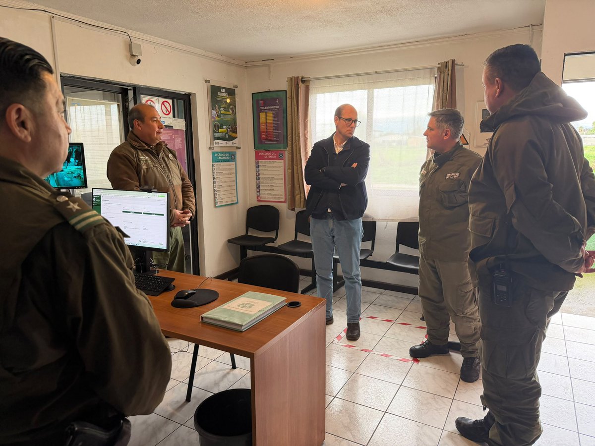 martinarrau's tweet photo. En este domingo visitamos a Carabineros de la Tenencia Sarmiento, en Curicó, con quienes conversamos sobre la realidad que enfrenta la comuna, los principales desafíos en materia de seguridad y la importante labor que realizan día a día al servicio del país.

Agradecimos su compromiso, vocación y entrega, porque su trabajo es fundamental para avanzar hacia un Chile más seguro, con más tranquilidad para las familias y mayor presencia policial en los barrios.