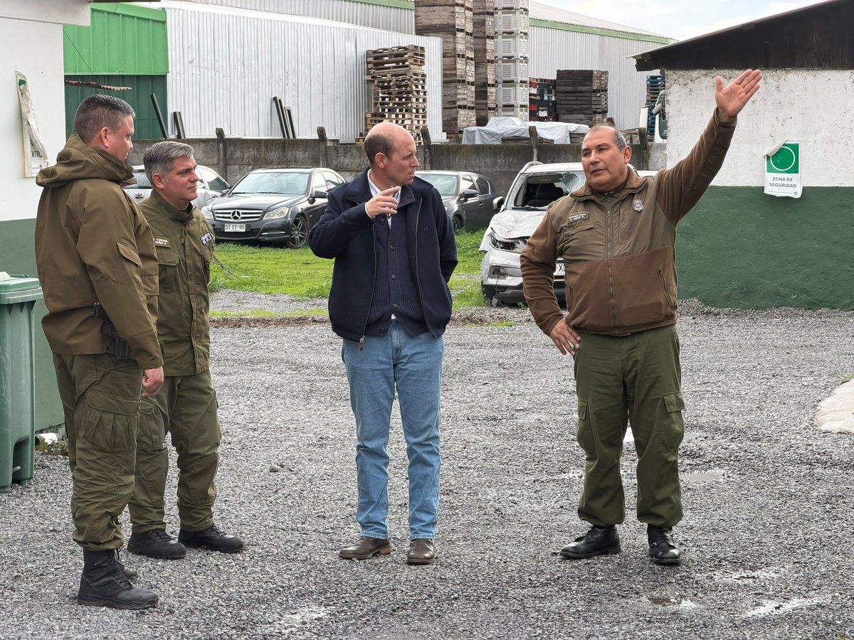 martinarrau's tweet photo. En este domingo visitamos a Carabineros de la Tenencia Sarmiento, en Curicó, con quienes conversamos sobre la realidad que enfrenta la comuna, los principales desafíos en materia de seguridad y la importante labor que realizan día a día al servicio del país.

Agradecimos su compromiso, vocación y entrega, porque su trabajo es fundamental para avanzar hacia un Chile más seguro, con más tranquilidad para las familias y mayor presencia policial en los barrios.