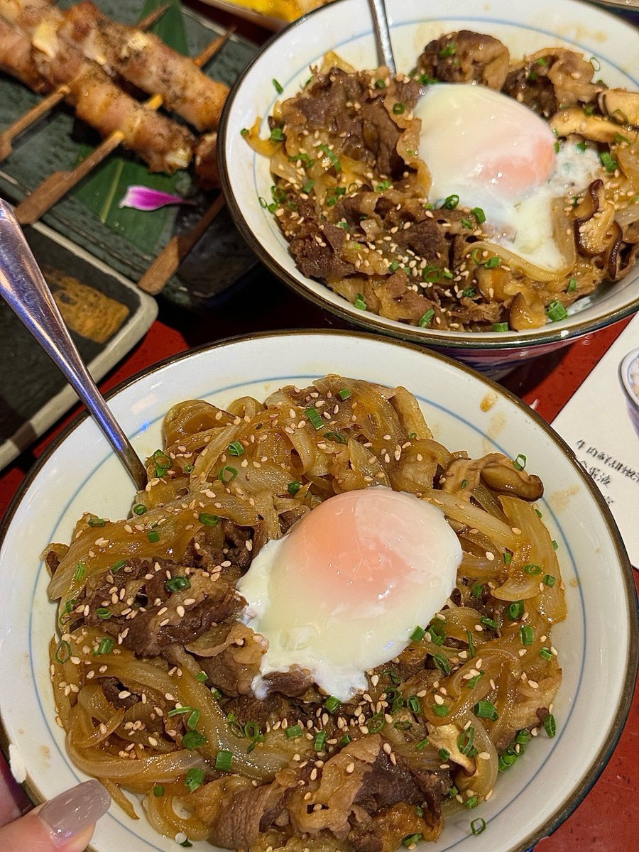 SpringHerbhxjl's tweet photo. 藏在老巷子里的糖心蛋包饭！蛋皮嫩到爆浆，裹着流心米饭配浓郁咖喱，一口就沦陷，下班绕3条街都值！， https://t.co/jcRvq0i7Vf