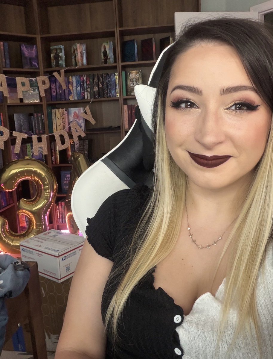 SilverLinedLife's tweet photo. It’s my birthday and my community spoiled me so much this year 🥹♥️ come hangout while we celebrate with special channel badges, balloons, and more 🎉

https://t.co/1uvJiQ69H5 https://t.co/pH7BVsDZDg