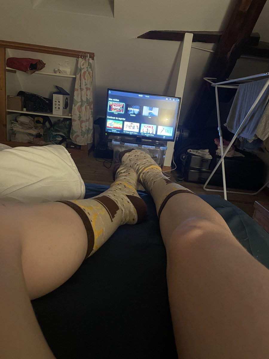 Cozyteddy20's tweet photo. Enfin en mode soirée pyjama et cocooning devant la télé. J'adore mes chaussettes du soir, et surtout pouvoir enfin me détendre après cette journée. 🌙📺🧦✨ #feet #feetcontent #feetfetish #feetforsale
#pieds #soles #feetpics https://t.co/FWNATvvIOP https://t.co/eDVsEGDZOC