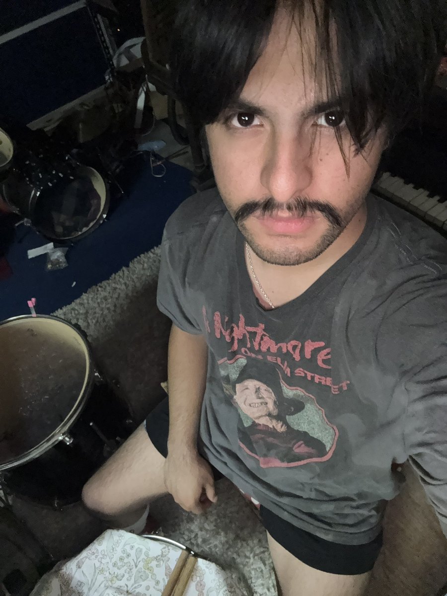 Socially_Idle's tweet photo. -Jay 21yo he/him

- #Socal #ie 🇲🇽 

-I play guitar n drums or anything that makes fun noise #music

-absolutely huge nerd

-i luv #weezer n #emo music 

-i know Trisha Paytas dad i have a photo of us being bros

#intro #moot #mobo #starwars https://t.co/qBCa0HeEfo
