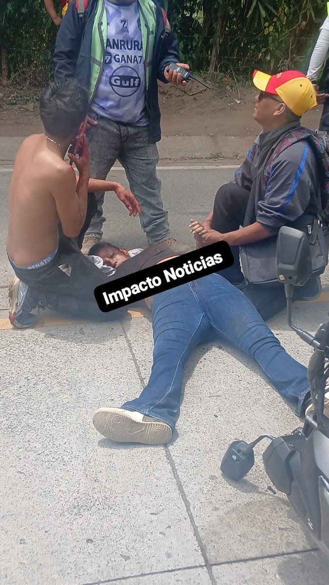 ImpactoNoticiGT's tweet photo. #ÚltimoMinuto🚨
#AntiguaGuatemala
 
Mujer perdió la vida tras un accidente de motocicleta registrado en la ruta que conduce de Antigua Guatemala hacia la aldea El Hato, frente al parque ecológico.

La víctima fue identificada de forma preliminar como Ana Luisa Monroy Márquez, de aproximadamente 30 años, quien se desempeñaba vecina de Guardiana El Hato. El piloto de la motocicleta fue identificado como Marvin Olayo.

Bomberos Voluntarios permanecen en el lugar atendiendo la emergencia.