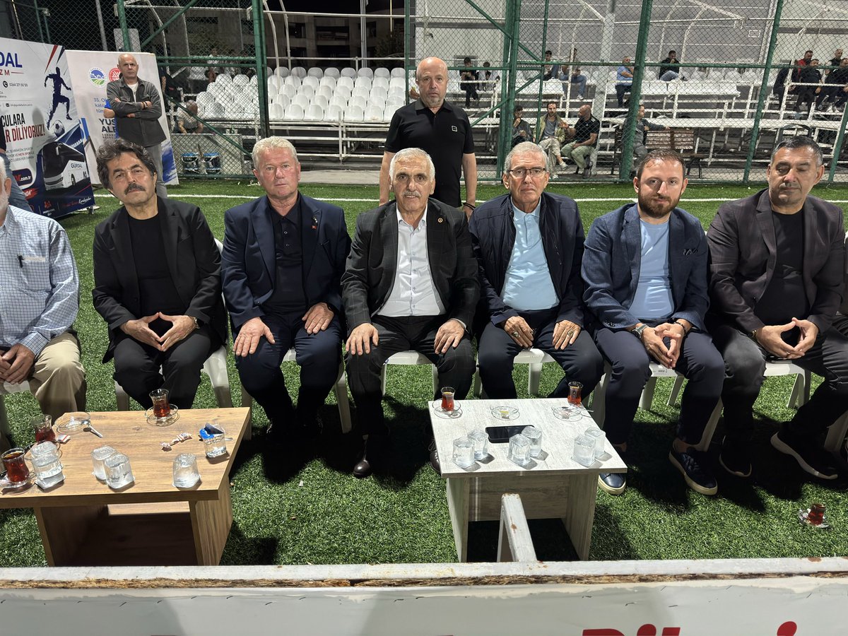 ugurkobas's tweet photo. Milletvekilleri Ali İnci ve Osman Sağlam’dan Olgunlar Turnuvası’na Ziyaret

Sporcu kimliğiyle tanınan Sakarya Milletvekili Ali İnci, Karaman Milletvekili Osman Sağlam ile birlikte 36. Revons Holding Olgunlar Futbol Turnuvasını ziyaret etti.

Milletvekillerini turnuva alanında, Sakarya Amatör Spor Kulüpleri Federasyonu (ASKF) Başkanı Yaşar Zımba, Futbol İl Temsilcisi Tezcan Demir ile ASKF Yönetim Kurulu Üyeleri Neşet Çakır, Necmettin Koçak, Alican Berke ve Uğur Kobaş karşıladı. Ziyaret boyunca misafirlere, turnuvanın ana sponsoru Revons Holding Yönetim Kurulu Başkanı ve iş insanı Faruk Koç da eşlik etti.

Samimi bir atmosferde gerçekleşen ziyarette, amatör sporun gelişimi, sporun toplumsal dayanışmaya katkısı ve Olgunlar Futbol Turnuvası’nın Sakarya sporundaki önemli yeri üzerine görüş alışverişinde bulunuldu.

Milletvekili Ali İnci, tribünleri gezerek turnuvayı takip eden vatandaşlarla bir araya geldi ve katılımlarından dolayı sporseverlere teşekkür etti. Ayrıca turnuvanın YouTube canlı yayınına konuk olan İnci, organizasyonun Sakarya’nın spor kültürü açısından büyük bir değer taşıdığını belirterek turnuvaya ilişkin görüşlerini paylaştı.

ASKF Başkanı Yaşar Zımba, nazik ziyaretlerinden dolayı Milletvekilleri Ali İnci ve Osman Sağlam’a teşekkür ederek, amatör spora verdikleri destekten duyduğu memnuniyeti ifade etti.

@aliinci_54 
@YasarZimba 
@ASKFSakarya 
@FarukKocTR 
@altugsigorta 
@NecmettinKck