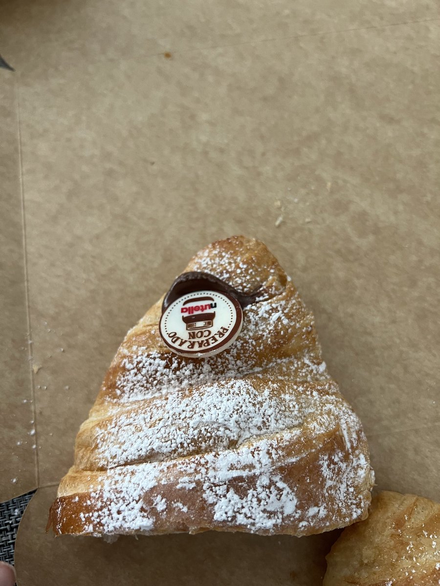 aneltejeda's tweet photo. @ElGloboOficial que estafa del cuernito de nutella, solo viene nutella en donde está el medallón de chocolate. #estafa  #pan  #panderia #elglobo https://t.co/42JdIEnruC