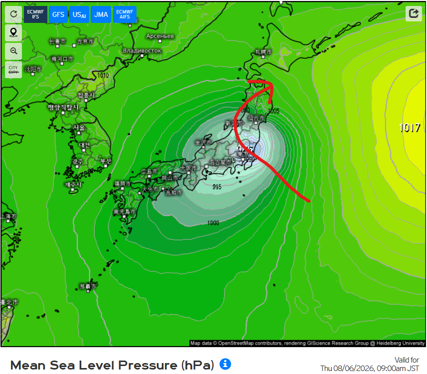 u_minatuki's tweet photo. 27日3時にミッドウェー諸島近海に発生した熱帯低気圧について、欧州モデル（画像2）、欧州AIモデル（画像3）、米国モデル（画像4）は日本に影響の大きい進路を引き続き予想しているので、今後の動向に注目。
現段階で影響が出る恐れがあるのは、来週後半（8/6頃）。 https://t.co/1KaPfLRC1t