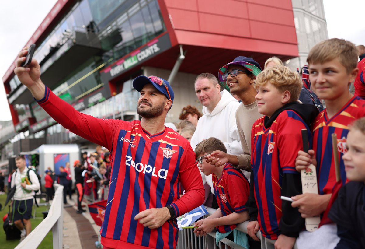 EmiratesOT's tweet photo. What a fantastic atmosphere at @EmiratesOT today for @ManchesterSG100's victory over Birmingham Phoenix, despite the weather this morning! 🏏

Thank you to everyone who came along and made it a great day in @thehundred. Just three home fixtures left in Manchester! 🐝 https://t.co/wZ4hC6zOfm