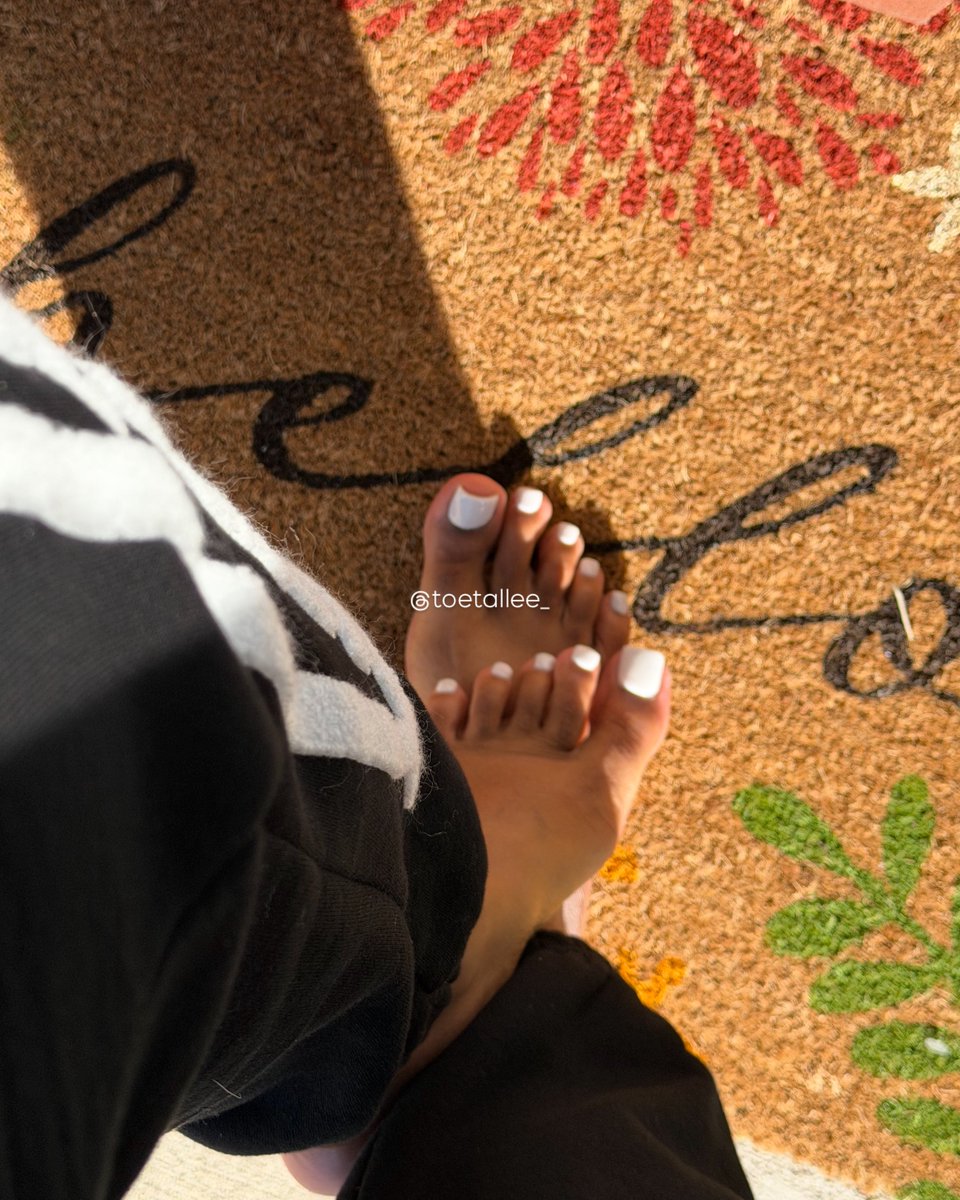 xoxo_yolanda's tweet photo. can’t stop looking at these pretty feet and toes? neither can i. 🤍 https://t.co/YcY6NL6naS