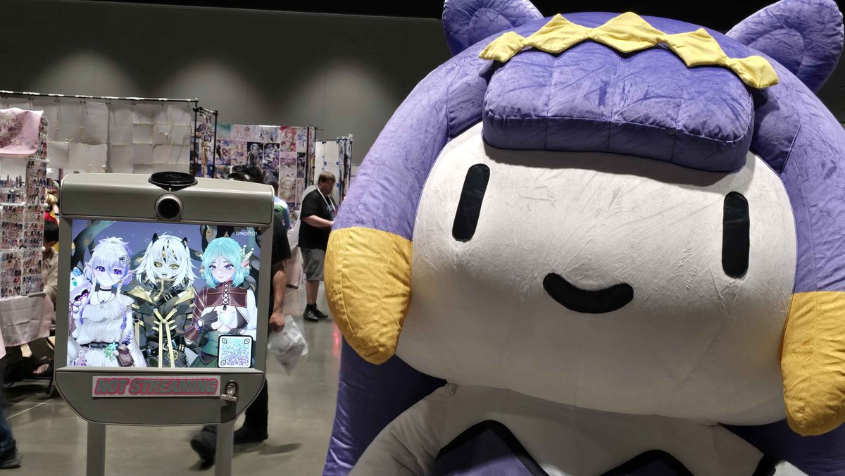 Merpperoni's tweet photo. I spun the robot around so fast and zoomed down the hall when I heard "smol Ina" is over there. https://t.co/xdC9U5Fgul