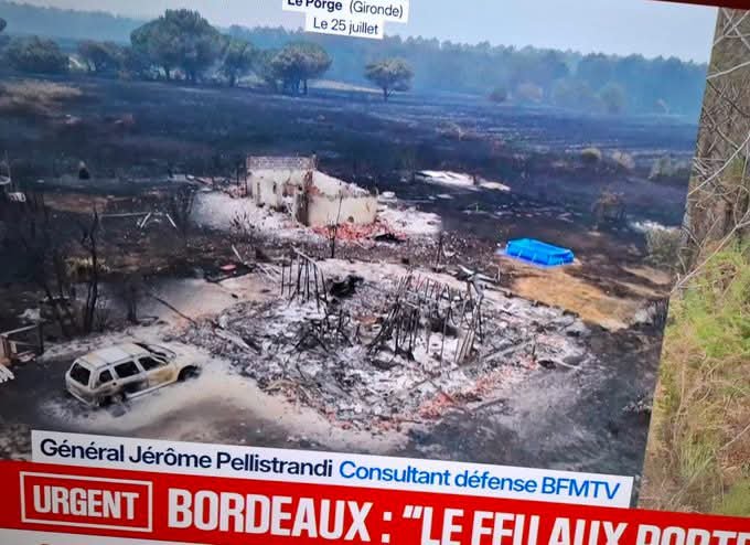 Solene07034607's tweet photo. Comment une piscine en pvc peut rester intacte ?
La théorie du bleu protégé comme à Hawaï renforce l'hypothèse des rayons dirigés. 
( bfmtv à 12h33)  incendie en Gironde. https://t.co/wJHcQQa0nm