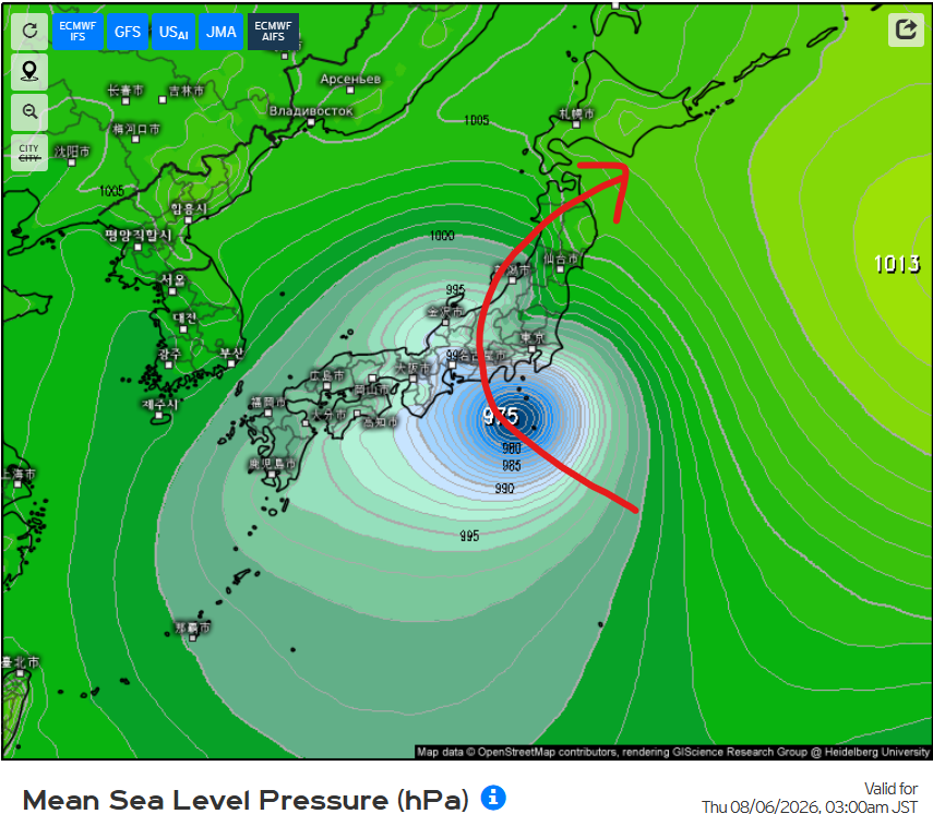 u_minatuki's tweet photo. 27日3時にミッドウェー諸島近海に発生した熱帯低気圧について、欧州モデル（画像2）、欧州AIモデル（画像3）、米国モデル（画像4）は日本に影響の大きい進路を引き続き予想しているので、今後の動向に注目。
現段階で影響が出る恐れがあるのは、来週後半（8/6頃）。 https://t.co/1KaPfLRC1t