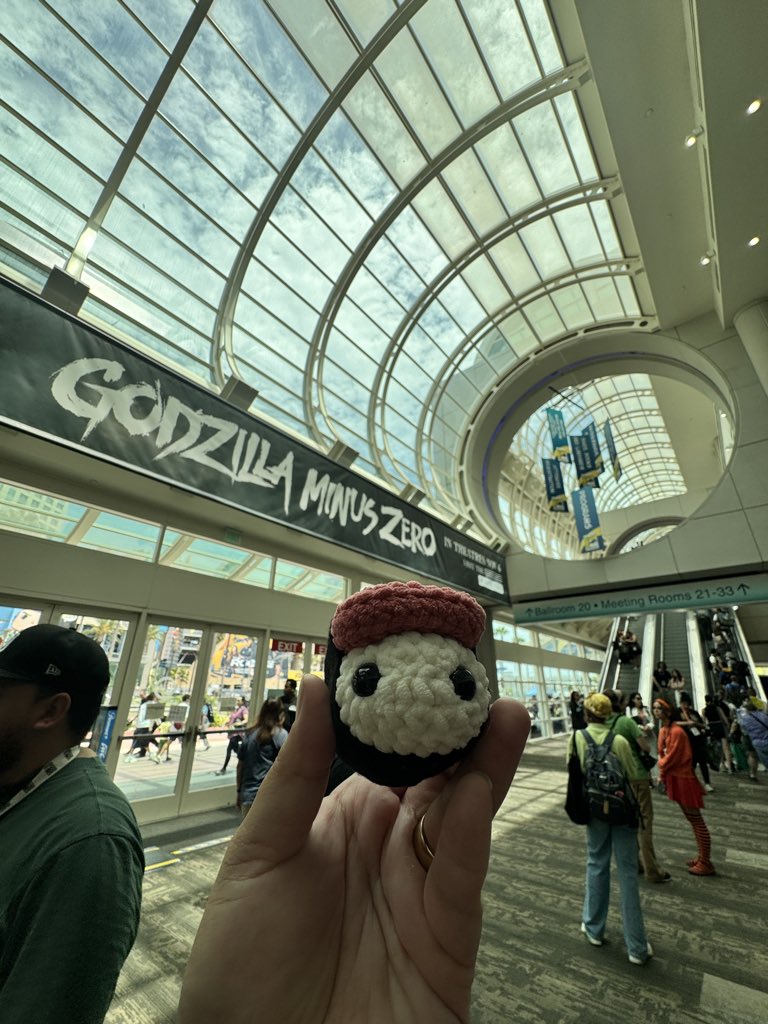 francescup's tweet photo. It’s lunchtime!
Who wants to take this (non-edible) musubi home?!
Find me here and say hello with a 🤙🏽 and it’s yours!
@SD_Comic_Con
#francescupartdrop #artdrop #critterdrop #lootdrop #sdcc #sdcc2026 https://t.co/nqNA4eXd5q