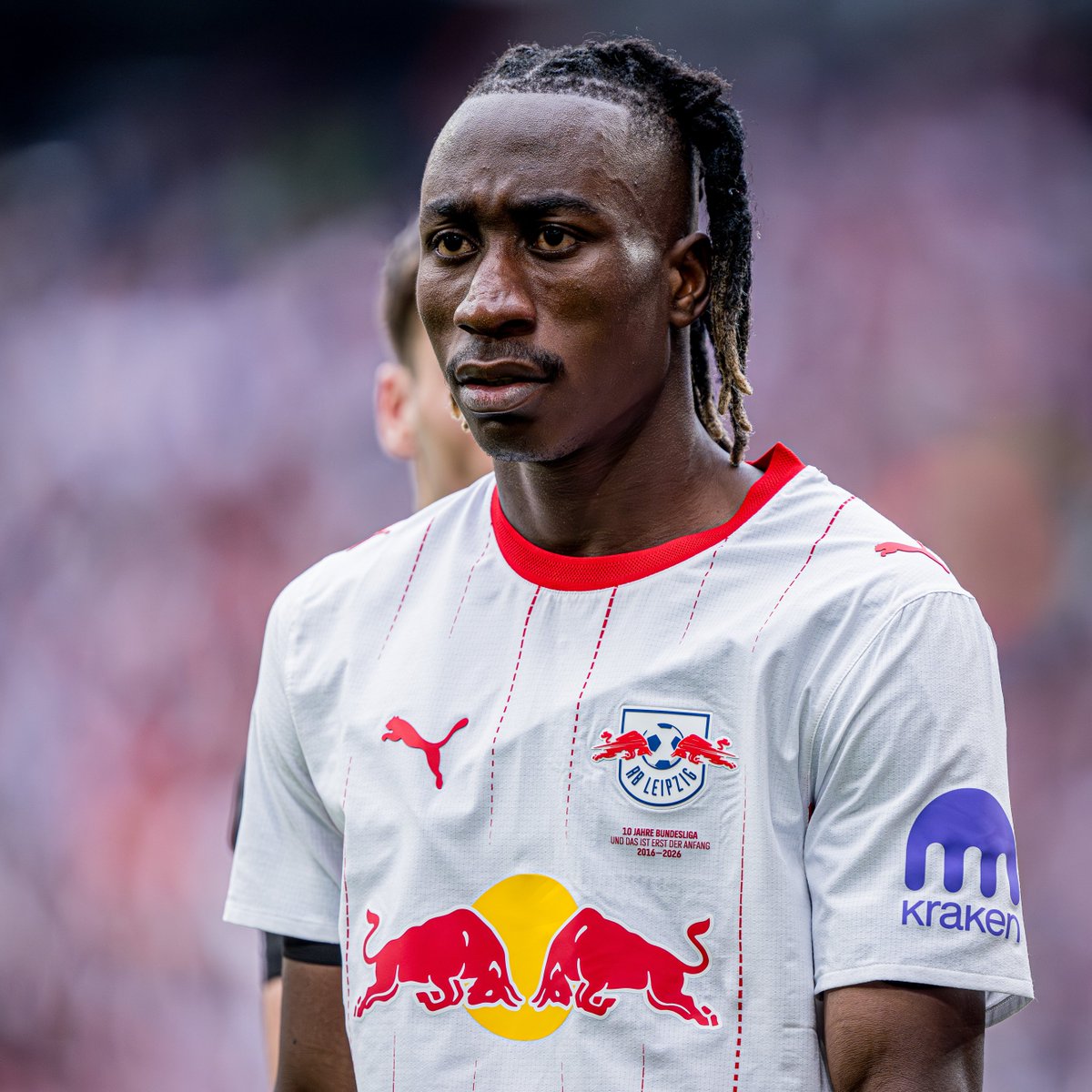 _BeFootball's tweet photo. 🚨🚨 @Plettigoal DÉMENT LES JOURNALISTES ANNONÇANT UN ACCORD POUR YAN DIOMANDÉ 🇨🇮 AU REAL !!! ❌🤍

Il affirme qu'il n'y a toujours aucun accord (ni même de principe) entre Leipzig et Madrid, ce qui est confirmé par toutes les parties.

S'il tacle ceux qui s'empressent d'annoncer une "affaire conclue" suite au retrait du PSG, il rappelle que si l'accord était total, le montant exact du transfert serait déjà connu.

Le Real reste le grand favori, mais Sky n'annoncera le transfert que lorsque tout sera bouclé.

Une offre de 100 M€ ayant été repoussée, le prix final devrait largement dépasser cette somme.