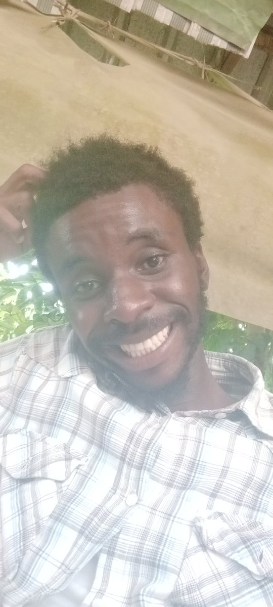 For_tuneUSA's tweet photo. Old photo. 
They want me broke so they'll enjoy oya na. They still threaten me for no reason. https://t.co/COI5CkYf4C
