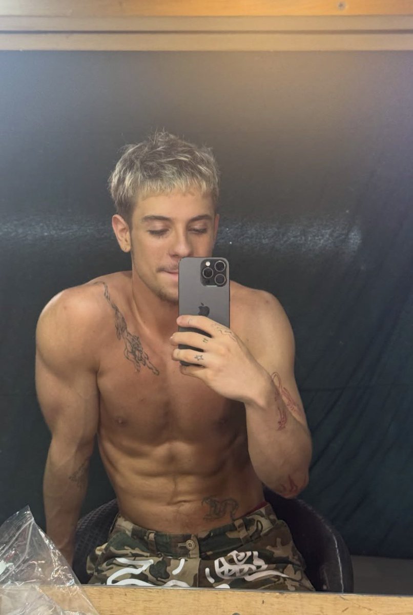 eutriturei's tweet photo. Juliano Floss, ex-BBB, surpreende a internet ao compartilhar fotos usando calcinha. https://t.co/ym3wDN5CHw