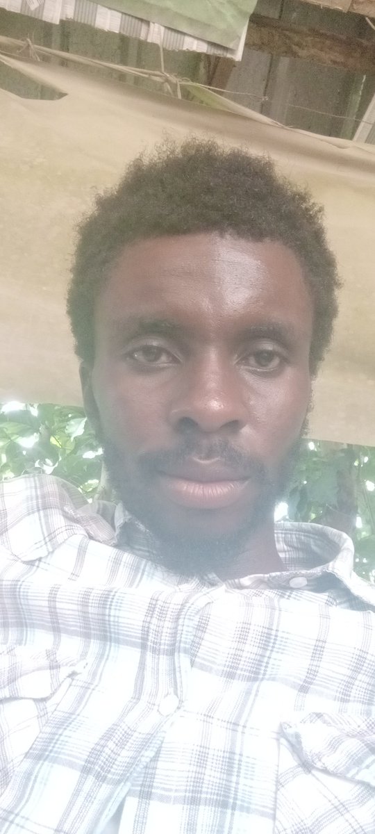 For_tuneUSA's tweet photo. Old photo. 
They want me broke so they'll enjoy oya na. They still threaten me for no reason. https://t.co/COI5CkYf4C