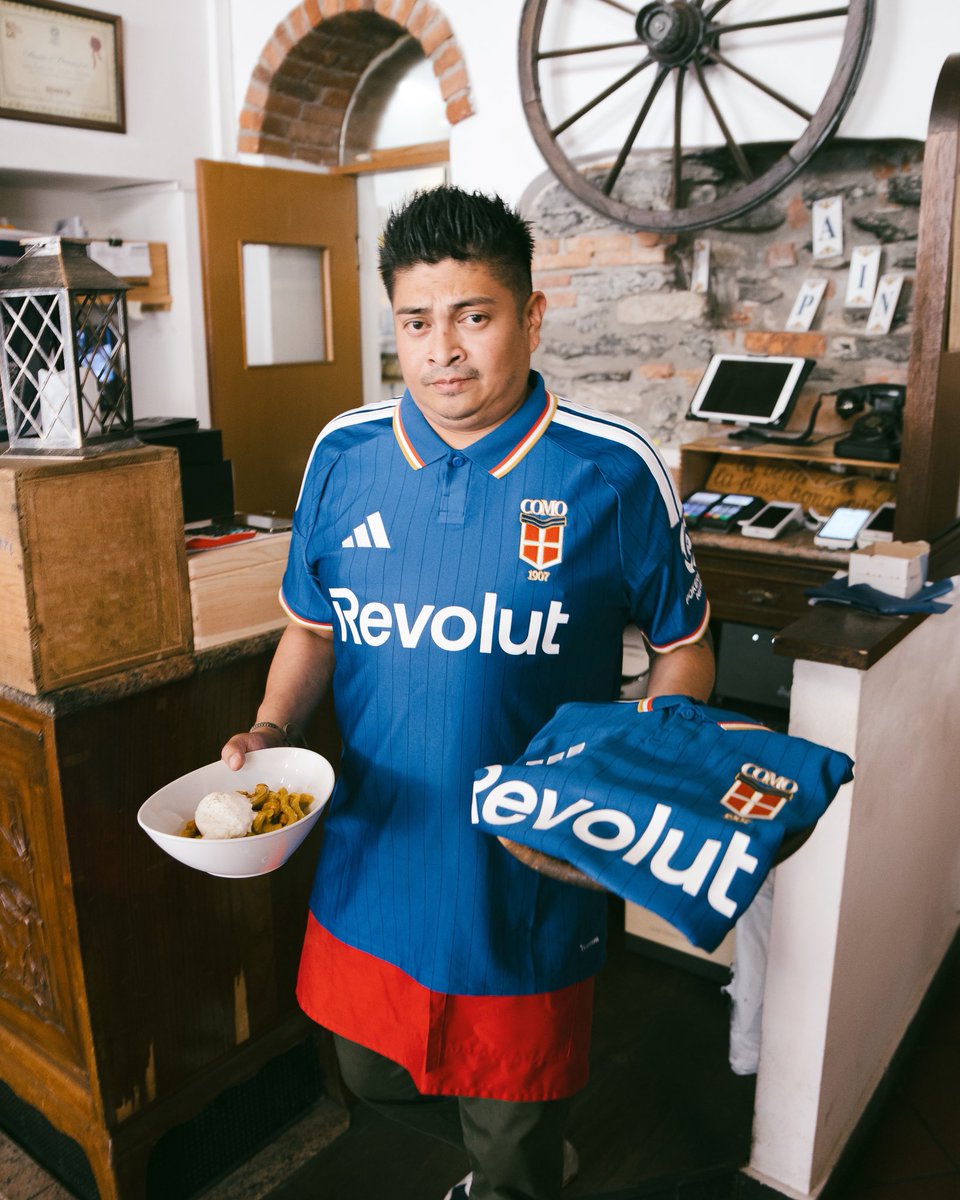 Footballtweet's tweet photo. 👏🇮🇹 𝗖𝗟𝗔𝗦𝗦 from Como 1907 and adidas. 

Instead of unveiling their new 2026/27 shirt in a studio or photoshoot, Como chose to introduce it to the people and fans who keep their city running.

Restaurant staff and ferry-terminal workers wore the new jersey while serving customers and welcoming passengers, making it a natural part of everyday life in Como.

Players Lucas Da Cunha, Jacobo Ramón and Jesús Rodríguez surprised fans by showing them to new kit before it was released online.