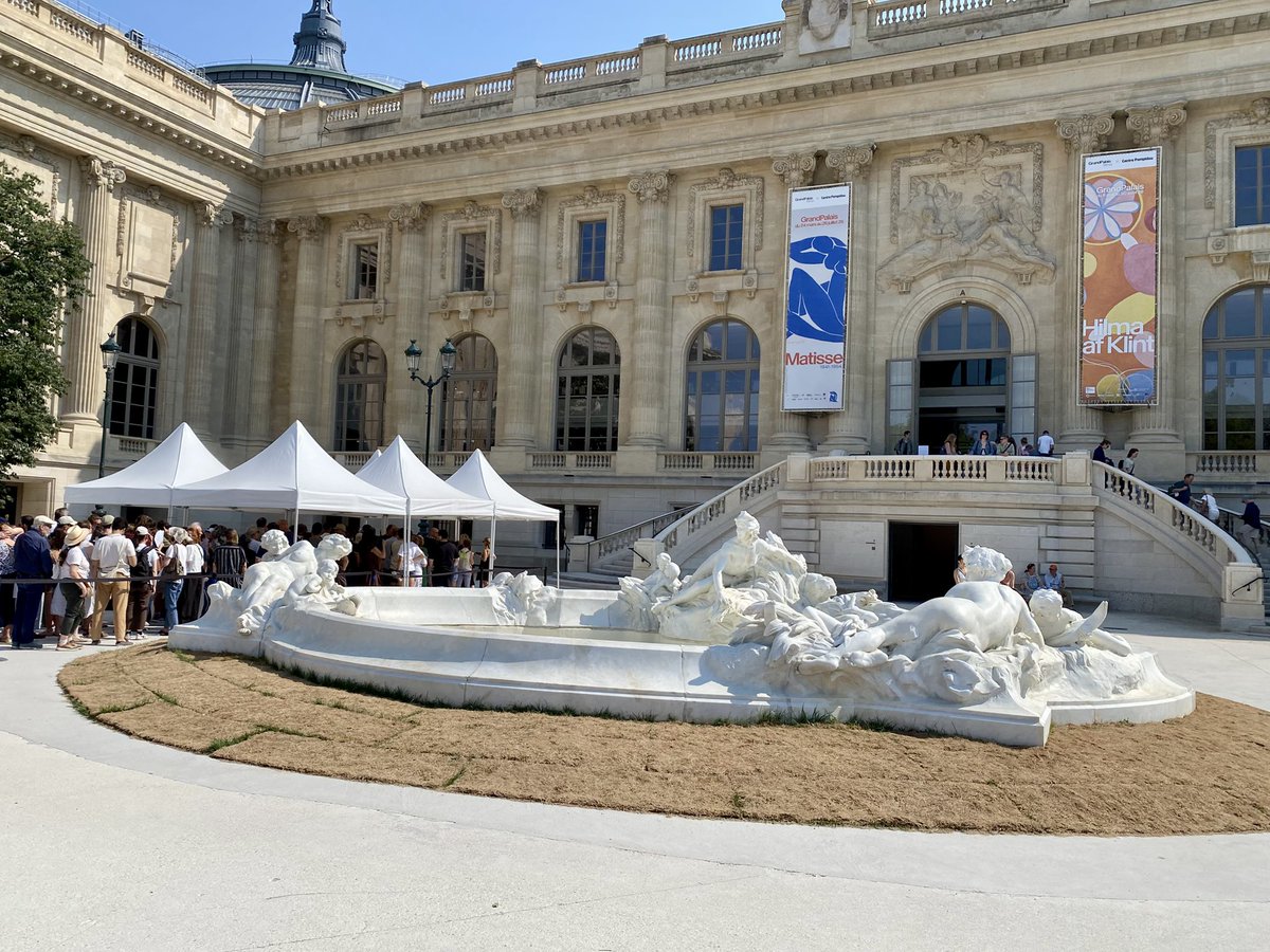 Guiguiii94's tweet photo. Avant, il s’agissait du charmant square Jean Perrin, massifs de fleurs, arbustes, larges pelouses…

Désormais, c’est une grande dalle de ciment entourée de grilles, un beau bassin à sec, des rouleaux de pelouse non arrosés et cramés.

Bravo le @GrandPalaisRmn, quel massacre ! https://t.co/YCDzRn963y