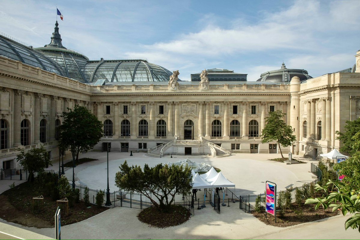 Guiguiii94's tweet photo. Avant, il s’agissait du charmant square Jean Perrin, massifs de fleurs, arbustes, larges pelouses…

Désormais, c’est une grande dalle de ciment entourée de grilles, un beau bassin à sec, des rouleaux de pelouse non arrosés et cramés.

Bravo le @GrandPalaisRmn, quel massacre ! https://t.co/YCDzRn963y