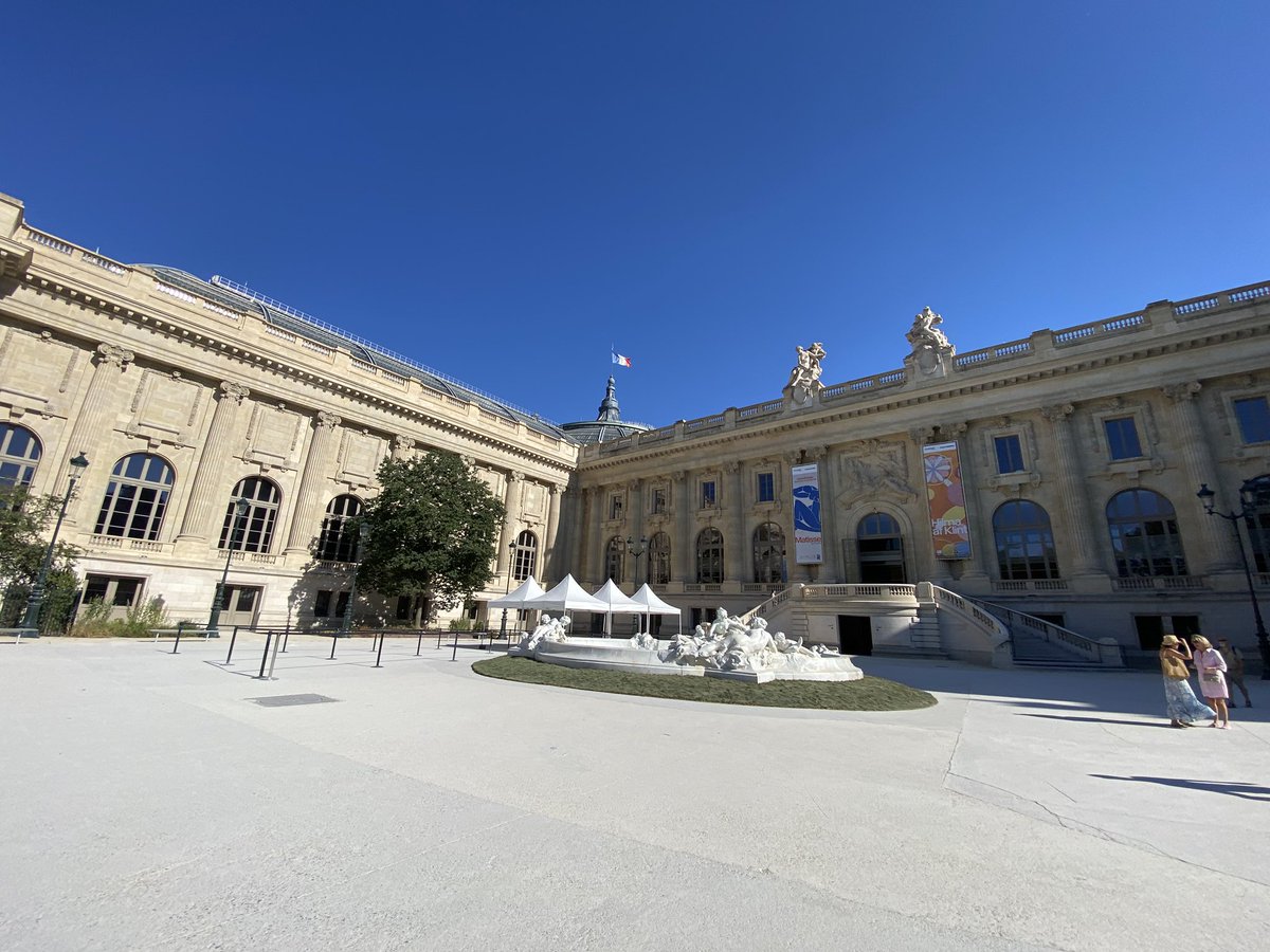 Guiguiii94's tweet photo. Avant, il s’agissait du charmant square Jean Perrin, massifs de fleurs, arbustes, larges pelouses…

Désormais, c’est une grande dalle de ciment entourée de grilles, un beau bassin à sec, des rouleaux de pelouse non arrosés et cramés.

Bravo le @GrandPalaisRmn, quel massacre ! https://t.co/YCDzRn963y