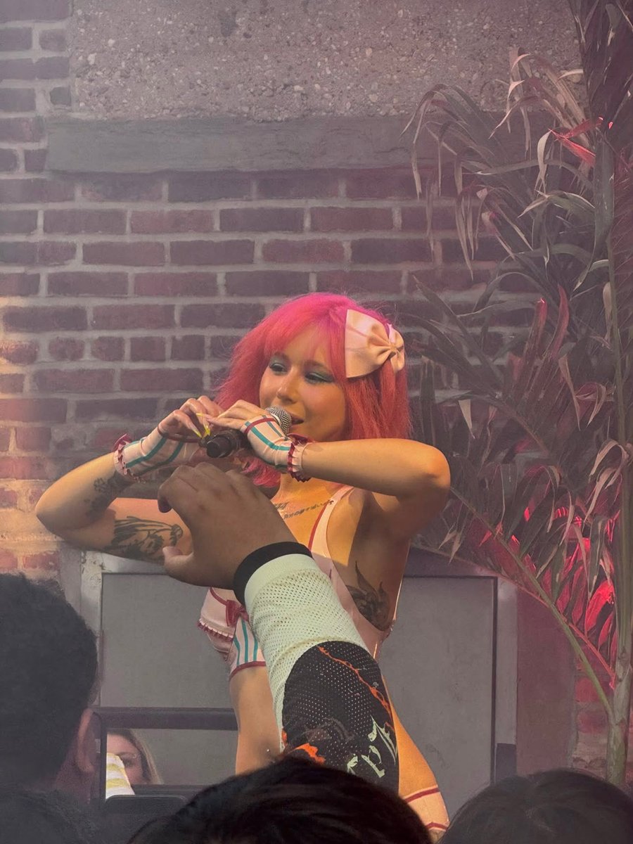 missinghairclip's tweet photo. #frostfest was sm fun but seeing this cutie patootie live took the cake https://t.co/P6RixKROOX