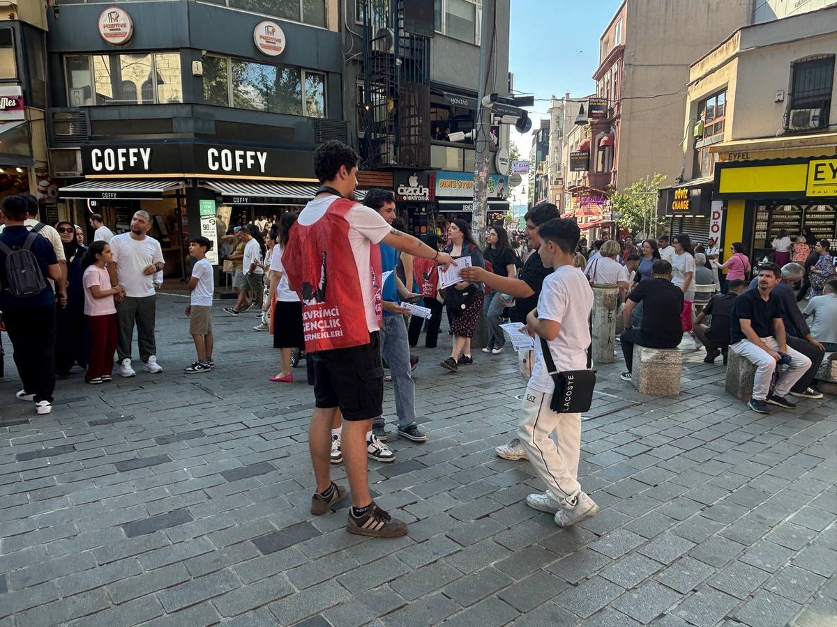 istanbDvGencDer's tweet photo. 📍Kadıköy

5 milyon ev genci, her geçen gün artan iş cinayetleri, açlık sınırında bir yaşam ve işsizlik, güvencesizlik arasında bir tercih yapmaya mecbur bırakılan gençlik.

Böyle mi yaşamak istiyoruz?

Bu düzen artık yama kaldırmıyor. Çaresiz ve yalnız olmadığını bilen gençliğe sesleniyoruz: gelin, birlikte yürüyelim!

🚩Bu pisliği devrim temizler!