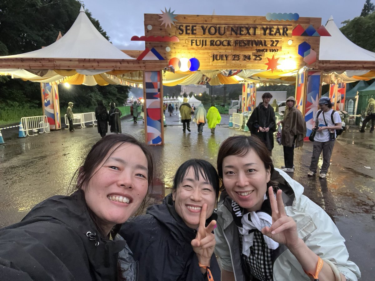naodesuja's tweet photo. 今年のフジロックも卓球で締め。笑顔の卓球に癒されたよ。

来年は自分も本物の笑顔で遊べるといいな。 https://t.co/wguzkZU7o8