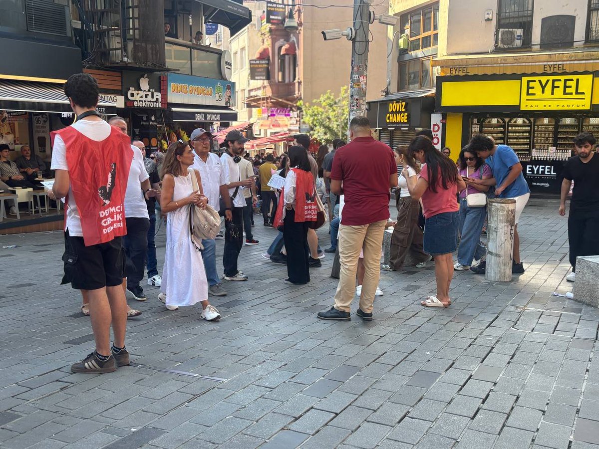 istanbDvGencDer's tweet photo. 📍Kadıköy

5 milyon ev genci, her geçen gün artan iş cinayetleri, açlık sınırında bir yaşam ve işsizlik, güvencesizlik arasında bir tercih yapmaya mecbur bırakılan gençlik.

Böyle mi yaşamak istiyoruz?

Bu düzen artık yama kaldırmıyor. Çaresiz ve yalnız olmadığını bilen gençliğe sesleniyoruz: gelin, birlikte yürüyelim!

🚩Bu pisliği devrim temizler!