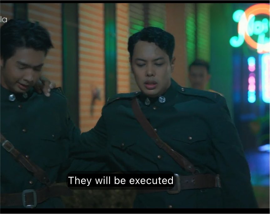 Petal_WE63's tweet photo. LIKE WHY NO ONE IS TALKING ABOUT THIS??

So did Phob know that the royal family will be executed?
I HOPE NO CAUSE WTF?

( He does not seem to know but what was the need for this sentence)
Plus i believe Phob is planning to keep tin at their home but still?

#อรุณรุ่ง #อรุณรุ่งep6 https://t.co/SQMPB98MCH
