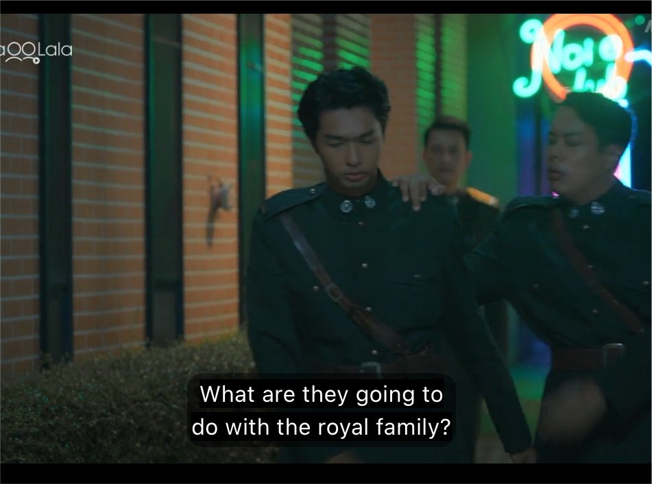 Petal_WE63's tweet photo. LIKE WHY NO ONE IS TALKING ABOUT THIS??

So did Phob know that the royal family will be executed?
I HOPE NO CAUSE WTF?

( He does not seem to know but what was the need for this sentence)
Plus i believe Phob is planning to keep tin at their home but still?

#อรุณรุ่ง #อรุณรุ่งep6 https://t.co/SQMPB98MCH