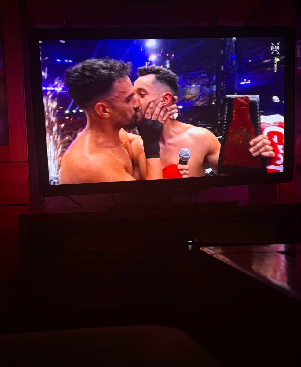 ArielxLnaa's tweet photo. Espere este beso toda mi vida literalmente https://t.co/ALjhhlImhr
