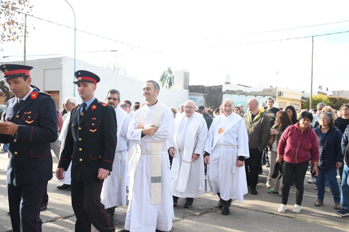 MuniChivilcoy's tweet photo. 🚴‍♀️🌹 Chivilcoy celebró a su patrona con una bicicleteada, procesión y misa por los 137 años de la festividad de la Virgen del Carmen
En el marco del 137° aniversario de la festividad de la Virgen del Carmen, patrona de Chivilcoy, se vivió un fin de semana de profunda fe y encuentro comunitario.

El sábado se realizó una emotiva bicicleteada con la participación de niños, familias de Catequesis y vecinos, quienes recorrieron las calles en honor a la Virgen en una jornada marcada por la alegría, el compañerismo y la devoción, bajo el lema "Con María peregrinamos juntos".

Las celebraciones patronales continuaron con la tradicional procesión por las calles de la ciudad y la Santa Misa, de las que participaron funcionarios municipales y una gran cantidad de fieles, renovando el compromiso de la comunidad con su patrona y manteniendo viva una tradición que forma parte de la identidad de Chivilcoy.

La comunidad disfrutó de shows musicales, juegos tradicionales y compartieron chocolate caliente y tortas.

 🌹🙏

@BritosGuillermo

🔍https://t.co/JqFKY9iSb9