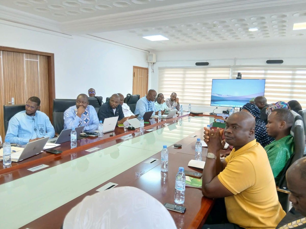 Sevguinee's tweet photo. 🇬🇳 Le directeur exécutif de @Sevguinee, Aboubacar Sidiki Kourouma, a participé à une réunion de haut niveau à la Primature sur la lutte contre le VIH, la tuberculose et le paludisme. Une rencontre consacrée au renforcement de la coordination nationale https://t.co/gVjJZ7SswC