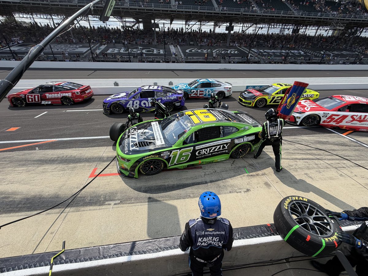 KauligRacing's tweet photo. Two tires and fuel for both AJ and Ty during this caution.

Most of the field went with 2 tires it appears. https://t.co/u7AMQ3NJBl