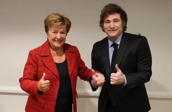 porquettfin's tweet photo. El FMI cambió de preocupación

Porque hace unos meses la discusión era si Argentina iba a lograr acumular reservas. Hoy el foco es otro: sostener el equilibrio fiscal y demostrar que el programa económico puede sobrevivir más allá de 2026. 

La visita de Kristalina Georgieva deja una señal que el mercado no debería pasar por alto.

La titular del FMI llega a la Argentina en un momento donde las reservas dejaron de ser el principal interrogante. El organismo ahora pone la lupa sobre la sostenibilidad del ajuste fiscal, las reformas pendientes y la capacidad del Gobierno para llegar sólido a 2027.

Acumular reservas era una condición necesaria para estabilizar la economía, pero no suficiente. Para el FMI, el verdadero desafío es que el equilibrio fiscal sea permanente y que el país recupere acceso al financiamiento sin depender de nuevas asistencias.

La visita a Vaca Muerta también envía un mensaje. El potencial energético es visto como una de las principales fuentes de generación de dólares de la próxima década y una pieza clave para fortalecer la capacidad de pago de la Argentina.