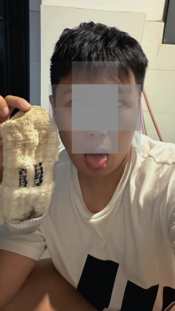 Slut9898's tweet photo. 偷吃楼下直男🧦，他还在房间打游戏不敢发出声音有大动作，好刺激，偶遇过两次长的挺帅，年纪大概20多点的样子，袜子味道真的好���头🧠，忍不住变傻逼，好下贱🤪舔直男鞋底舔袜子，回来发现手上都是臭袜子味道，好持久。＃扫楼 ＃恶堕 #傻逼 #gooner ＃下贱 #恶堕 https://t.co/9PrmCzeGFb
