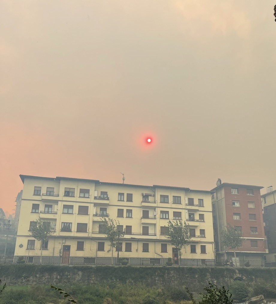 HdAnchiano's tweet photo. Que quede claro que no es el cambio climático el que provoca los incendios. El cambio climático es el que genera las condiciones que provocan ESTE tipo de incendios devastadores como los del Valle de Tiétar o Vall de Uxó.

Si eres negacionista y no te da para entender eso, creo que no deberíamos perder mucho el tiempo en explicarlo. Que el viento role ha pasado toda la vida, que lo haga cada vez más veces con determinadas condiciones de humedad y temperatura no. Punto. Estos incendios de última generación son complejísimos.

Por supuesto que habrá que ponerle el cascabel al gato del tratamiento de los montes y su combustible, de los efectivos, etcétera. Pero si no puedes comprender que lo que está pasando es eso, es complicado

Algunos montes de mi pueblo se quemaron en 2022 el día de la fiesta patronal, empezando a media mañana a enrarecerse el ambiente con todo el mundo en la calle, y nadie sabíamos qué pasaba… hasta que lo vimos todo rojo y apestaba a humo.