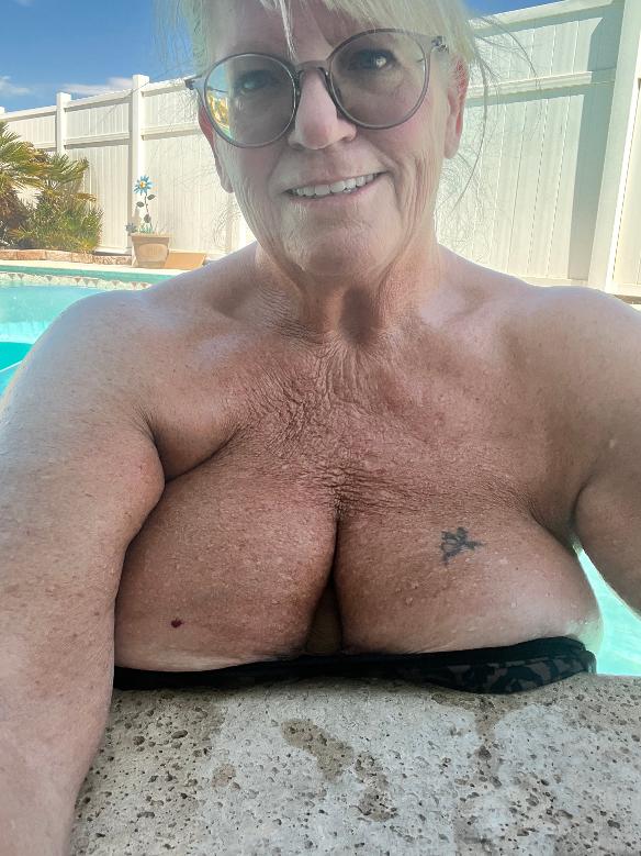 CurvyCarolina's tweet photo. I'm back in the pool! It has been so freaken hot! 
Here's my tipfunder! 
https://t.co/ez1kVDkCz6
#TipFunder #Creator #bbw #curvy #feet #loyalfans #onlyfans https://t.co/eQeWSVGN5D