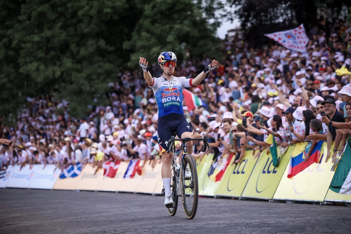 LeTour's tweet photo. 🥳 Party time in Montmartre

#TDF2026 https://t.co/NV4PRYM9ks
