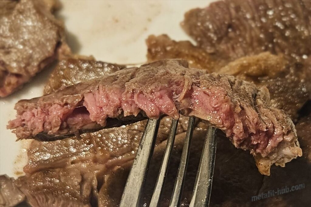 MetaFit_Gym's tweet photo. ステーキ焼いてて赤い汁が出てくると「生焼けかも」って何度も裏返してませんか？

実はあれ、血じゃなくてミオグロビンという成分。むしろ焼き返しすぎが肉を硬くする原因でした。

スーパーの肉を美味しく焼くコツ、まとめてます👇 https://t.co/UFtiv7PnJw