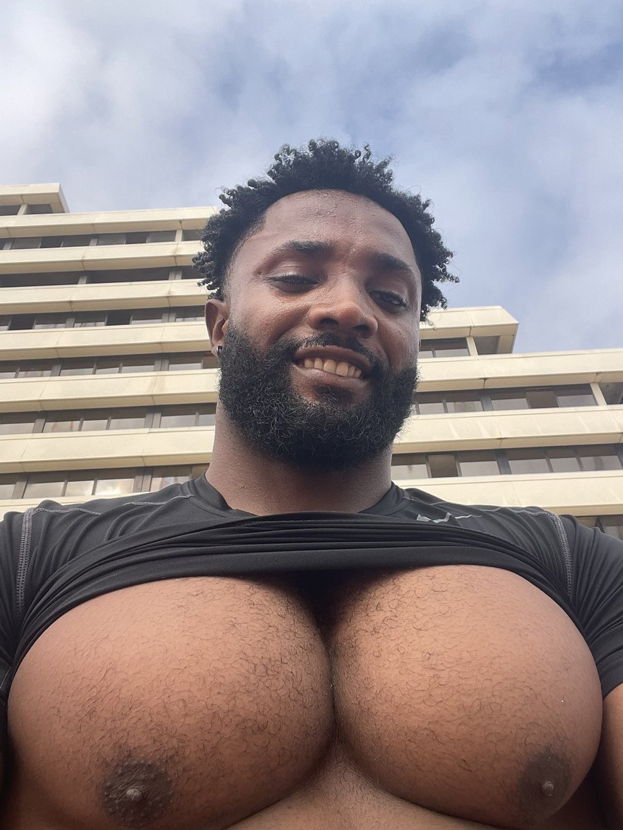 Jesseakir's tweet photo. Why you girl don’t have tits but you got the whole package from the gym 😁😁 https://t.co/8ZNoVSGcgX