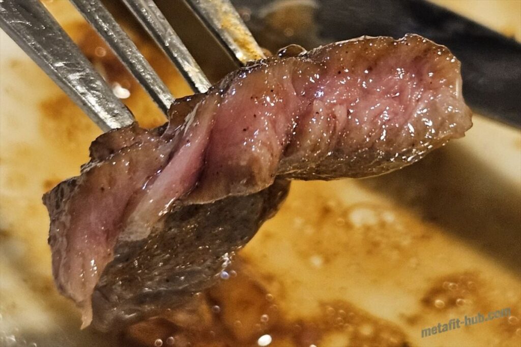 MetaFit_Gym's tweet photo. ステーキ焼いてて赤い汁が出てくると「生焼けかも」って何度も裏返してませんか？

実はあれ、血じゃなくてミオグロビンという成分。むしろ焼き返しすぎが肉を硬くする原因でした。

スーパーの肉を美味しく焼くコツ、まとめてます👇 https://t.co/UFtiv7PnJw