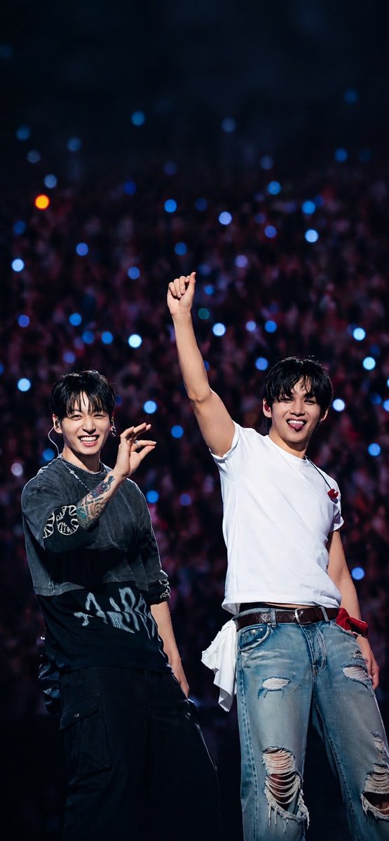 phonewallpapers's tweet photo. Taekook having the absolute best time on stage 💜✨ Rate this concert setup from 1-10! #BTS #Taekook #Jungkook #V #Taehyung #ARMY https://t.co/XneqUE4z49