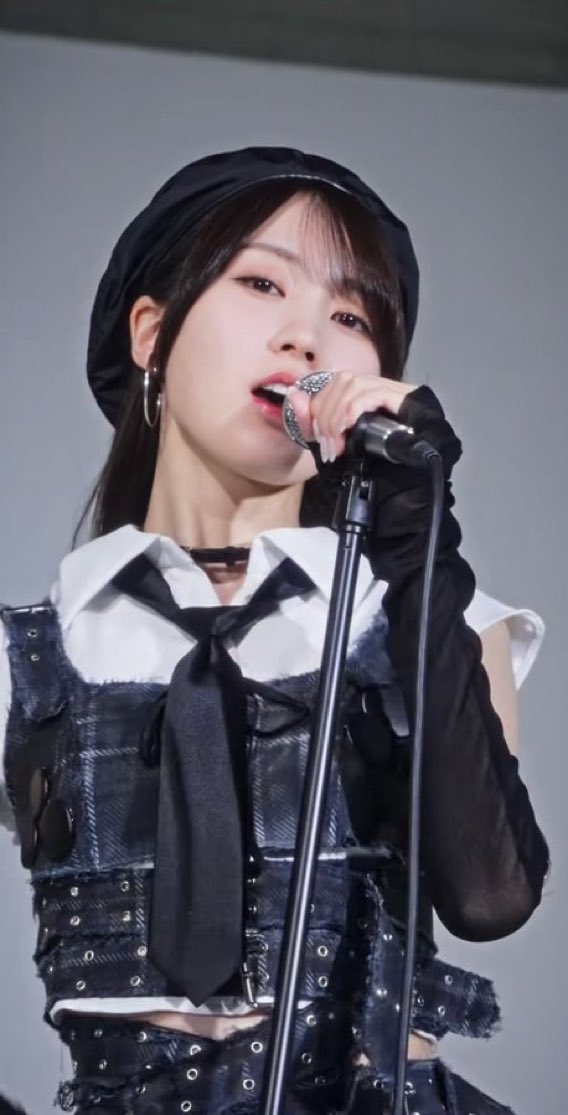 kaonukiwgvl's tweet photo. このマイク、ち💕ぽを舐めようとしてないか？💕💕💕 頼むから顔ブスになってるよ笑💕💕💕 https://t.co/ar3Rpjmpe7