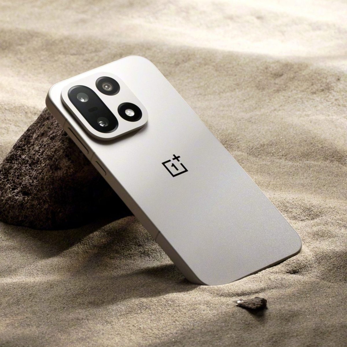 TheGalox_'s tweet photo. Geekbench 7 is revealing the ugly truth that most Chinese phones, mainly from BBK (Oppo, Oneplus...) inflated performance when they detected geekbench was running 

With Geekbench 7 we are seeing the Oneplus 15 score a fraction of what it previously scored with the inflated performance, with single score being over 3x less than a Galaxy S26