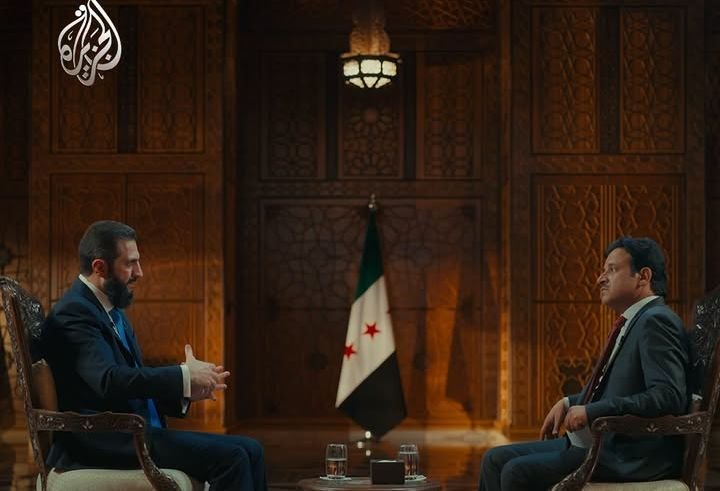 ZaidAzem's tweet photo. 🖋️ في مقابلته مع الرئيس الانتقالي أحمد الشرع، قال الإعلامي علي الظفيري إن «الديمقراطية لم تعد إلحاحا كبيرا في أوروبا» !

نرجو من السيد الظفيري أن يقدّم مثالا عمليا واحدا يدعم هذا الاستنتاج ! هل رأى مثلا أن دولة أوروبية قررت أن الانتخابات لم تعد ضرورة ملحّة لاختيار نواب الشعب؟ هل تخلت دولة أوروبية عن حق البرلمان في مساءلة الحكومة أو سحب الثقة منها؟ وهل أصبحت شرعية الحاكم في دولة أوروبية ما تُستمد من تعييناته الشخصية بدل صناديق الاقتراع ؟ ربما فرانكو وموسوليني عادوا وليس لدينا خبر.

الفرق كبير بين القول إن الديمقراطيات الأوروبية تواجه تحديات ، وبين الادعاء أن الديمقراطية نفسها لم تعد مطلبا ملحّا. لا سيما أن المؤسسة ذاتها التي يعمل بها السيد الظفيري ترى أن الديمقراطية أولوية كبيرة عندما تتناول الشأن التونسي الراهن ، وهذا حق وواجب في طبيعة الأحوال.